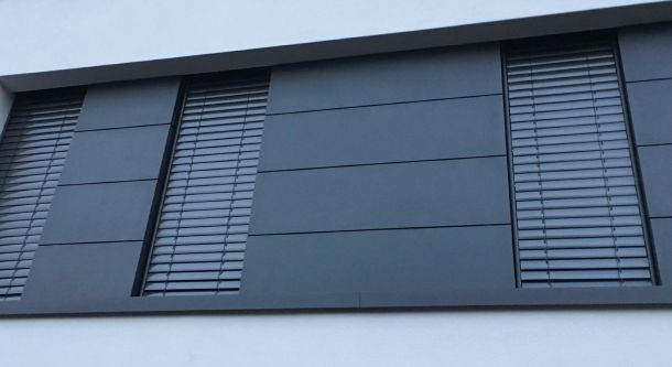 Raffstores an moderner Metallfassade