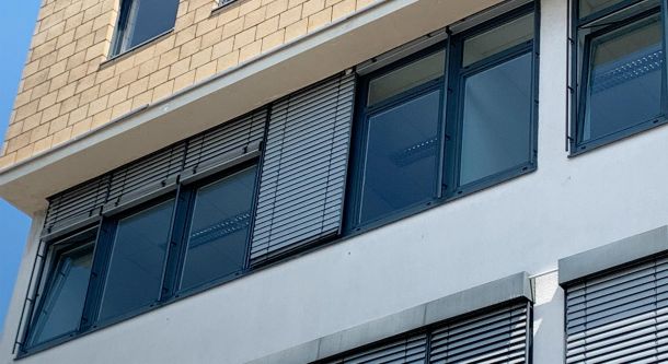Außenjalousien an Bürogebäude