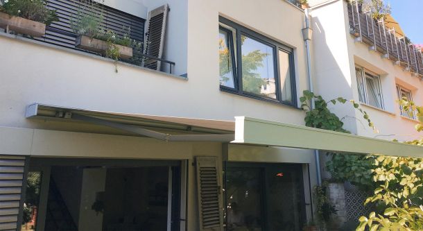 Markise an moderner Hausfassade
