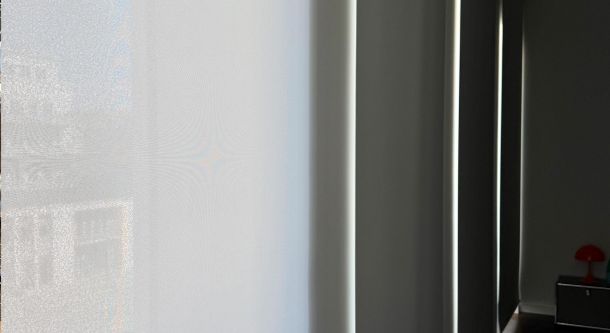 Textiler Sicht- und Blendschutz für große Fenster