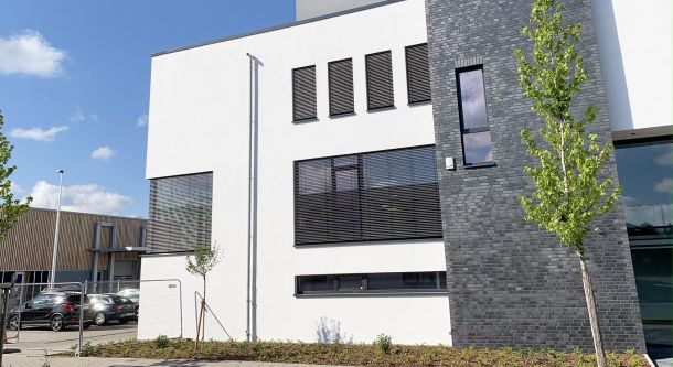 Außenjalousien an moderner Bürofassade