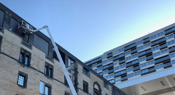 Wartung von Außenjalousien am Gebäude