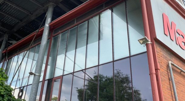 Sonnenschutz an Gewerbefassade