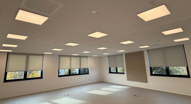 Blendschutzlösung entlang einer durchgängigen Fensterfront
