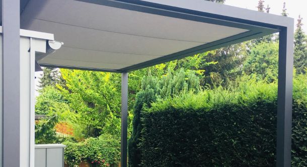 Pergola mit Sonnenschutz im Garten