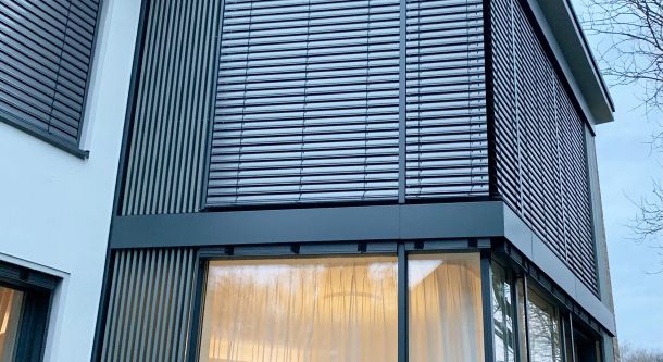 Raffstores an moderner Eckverglasung