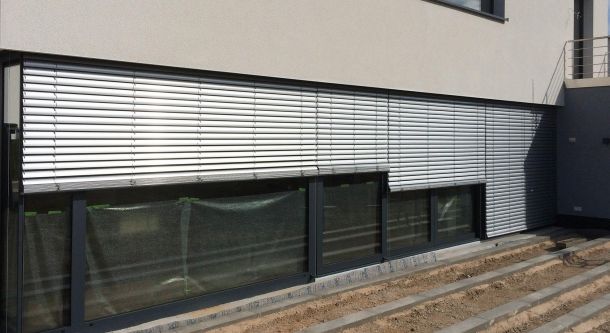 Raffstores an großflächiger Fensterfront