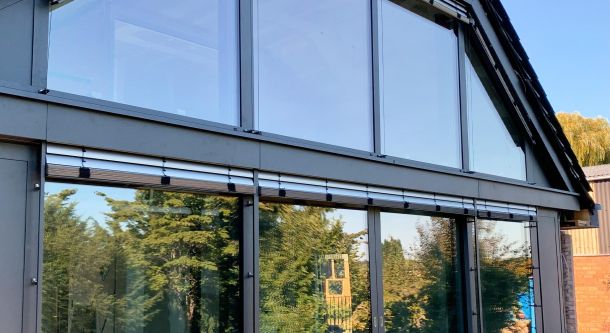 Außenjalousien an moderner Hausfassade