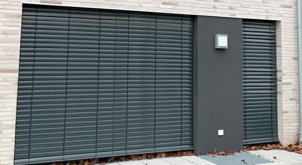 Raffstores an moderner Wohnfassade
