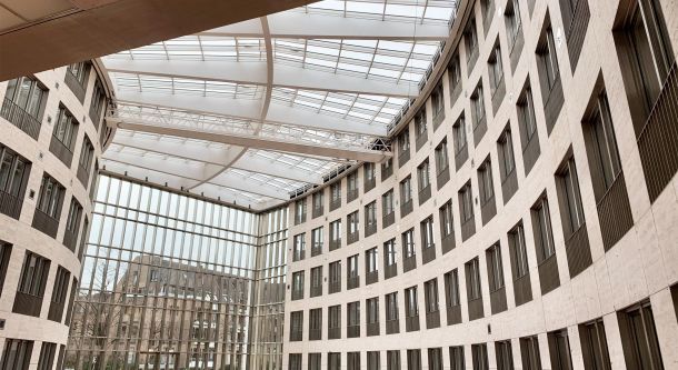 Sonnenschutz im modernen Innenhof