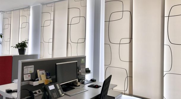 Vertikaljalousien im Büro