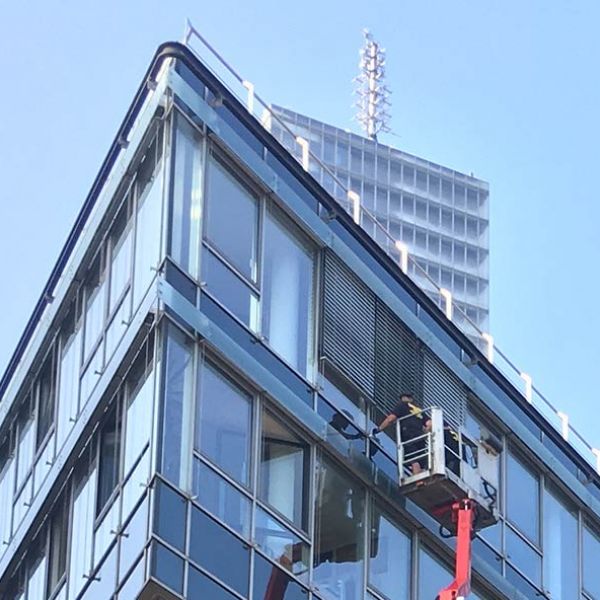 Sonnenschutz Anbau mit einem Kran