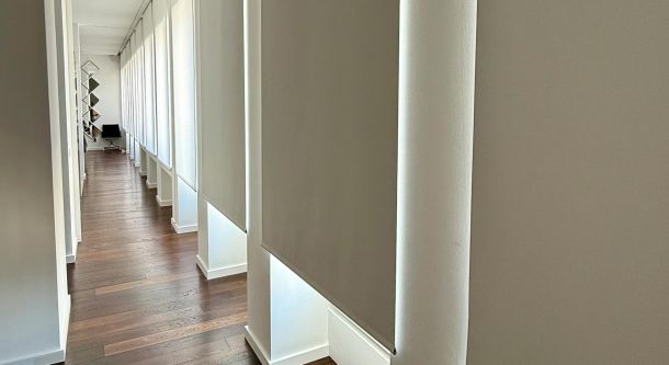 Durchgängiger Sonnenschutz in linearer Fensterarchitektur