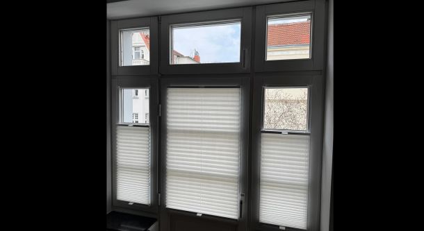 Plissee als flexibler Lichtschutz im Wohnraum