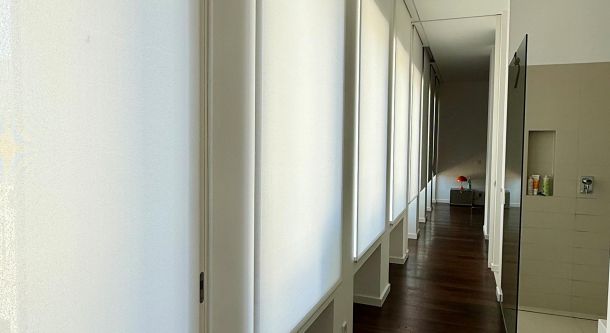 Durchgängiger Sichtschutz in moderner Fensterarchitektur