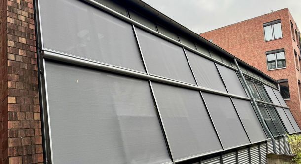 Großflächige Senkrechtmarkisen an Gewerbefassade