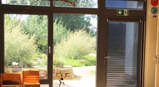 Sonnenschutz an Fenster und Tür zum Garten