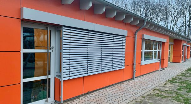 Raffstores an öffentlichem Gebäude