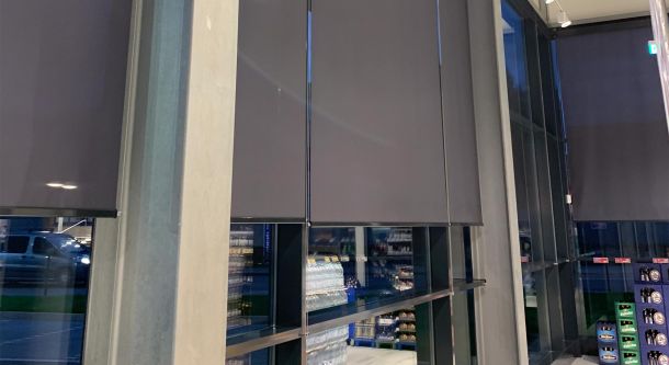 Rollos an Fensterfront im Gewerbe bei Abendlicht