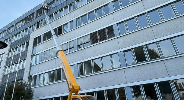 Fassadenjalousie-Montage an Gewerbeimmobilie