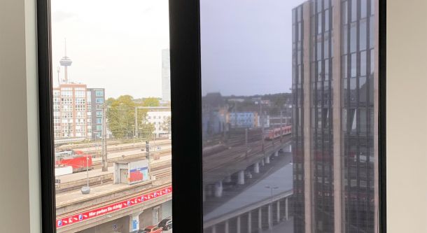Sonnenschutzgewebe mit Stadtblick