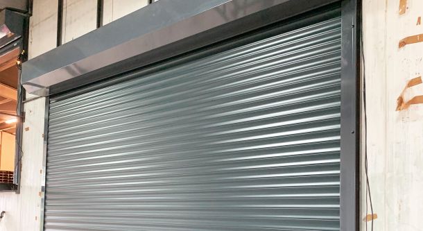 Industrielles Rolltor aus Metall