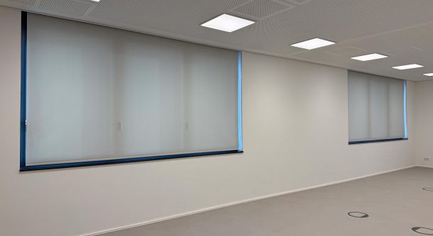 Blendschutzlösung entlang einer durchgängigen Fensterfront