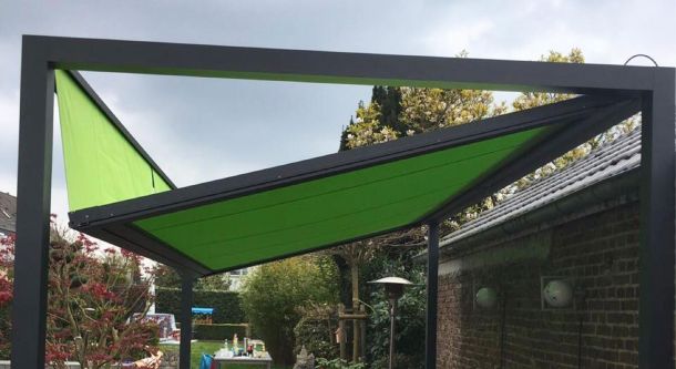 Pergola-Markise mit farbigem Tuch