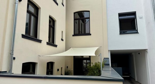 Sonnensegel im Innenhof eines Stadthauses