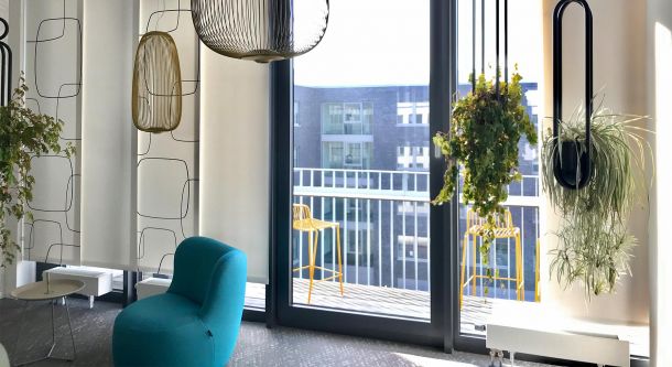 Rollos im Wohnraum mit Balkonzugang
