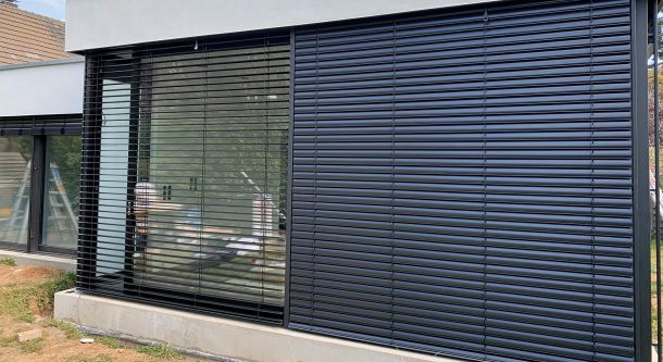 Außenjalousien an moderner Fassade