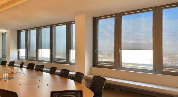 Sonnenschutz im Konferenzraum