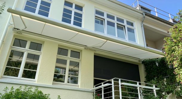 Großflächige Terrassenmarkise am Wohnhaus